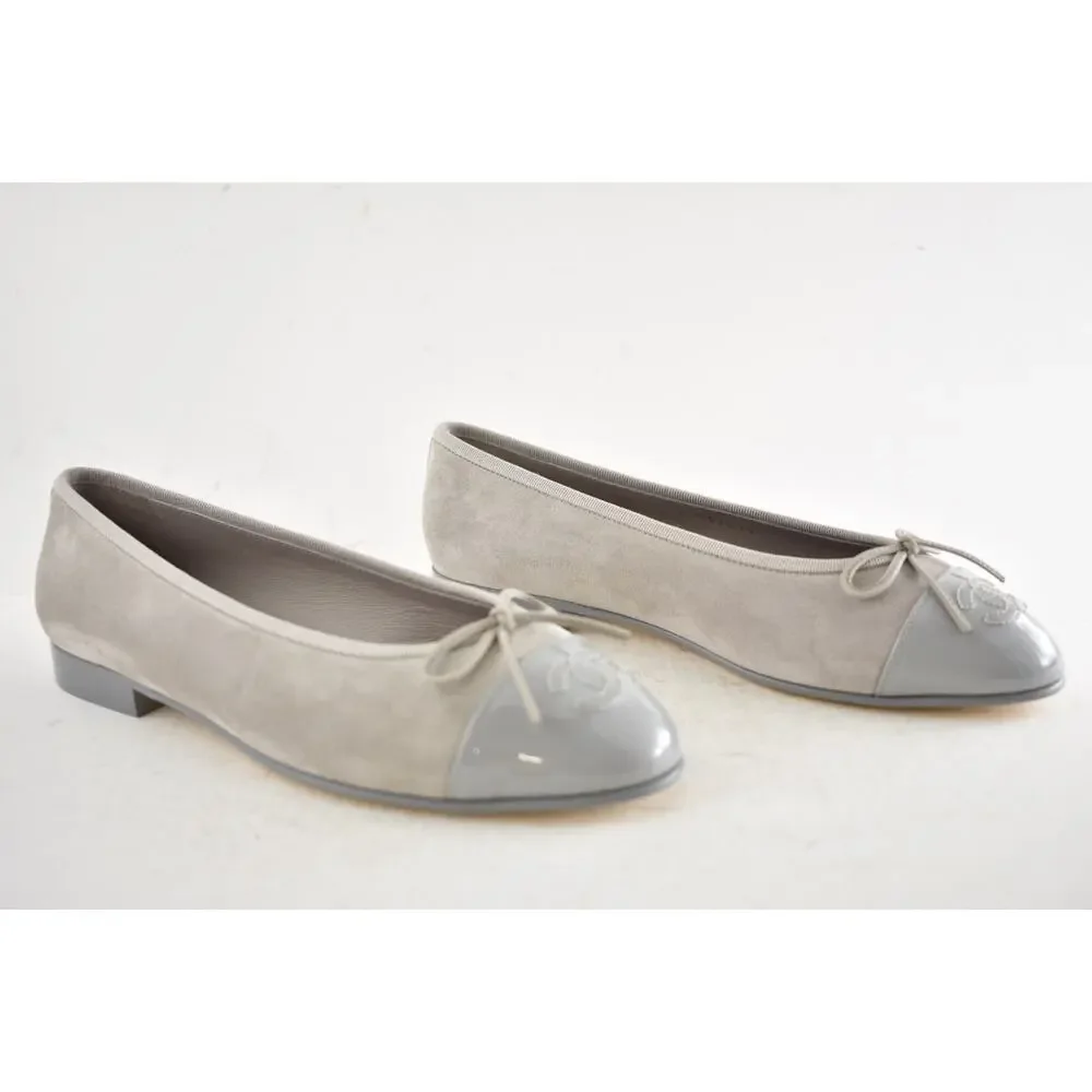 Chanel 26A Gray Suede Patent Leather CC Logo Bow Tie Ballet Ballerina Flat 38.5